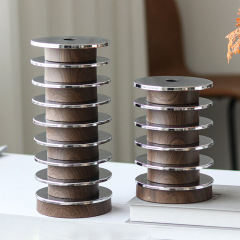 軽くて豪華な置物の積層金属は実木の燭台の花器の見本の間の家庭のビル販売部の展示室の花瓶の装飾品に似せます。