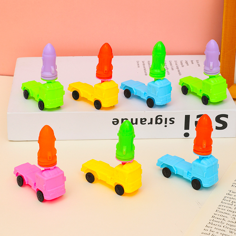 Fábrica de juguetes al por mayor coche de misiles de dibujos animados para niños mini modelo de coche camión pistola de agua juguete pequeño suministro de puestos callejeros