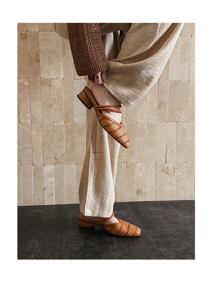 Dép sandal nữ da cừu mũi vuông gót thấp quai chữ V phối màu — màu nâu, Màu cà phê đậm, màu trắng ngà chi tiết 49