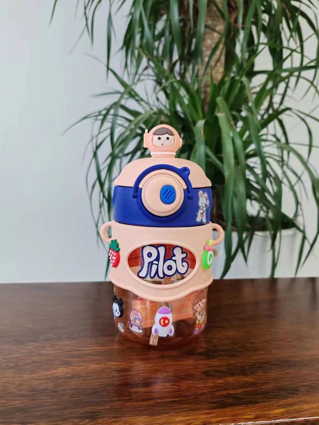 Taza de agua de plástico para niños con diseño planetas y astronautas, taza con pajita de dibujos animados de alto valor facial, venta directa de fábrica en línea.