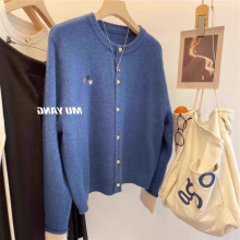 2025新款撞色爱心刺绣女士圆领宽松百搭系扣软糯精仿羊毛针织开衫