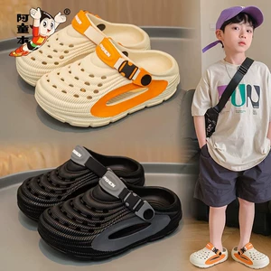 Детские летние тапочки в стиле Crocs для мальчиков, комнатная нескользящая дышащая дорожная мягкая пуля, коллекция 2026 года, можно носить двумя способами