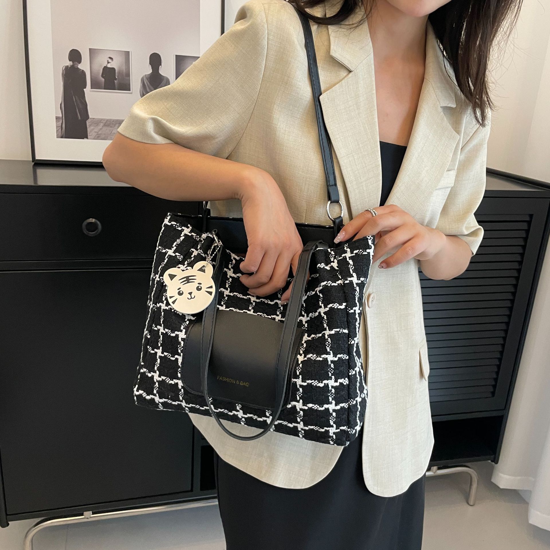 Diseño de nicho bolsos de punto para mujeres 2024 nuevos bolsos de moda de moda bolsos de hombro retro bolsos especiales de cercanías a cuadros