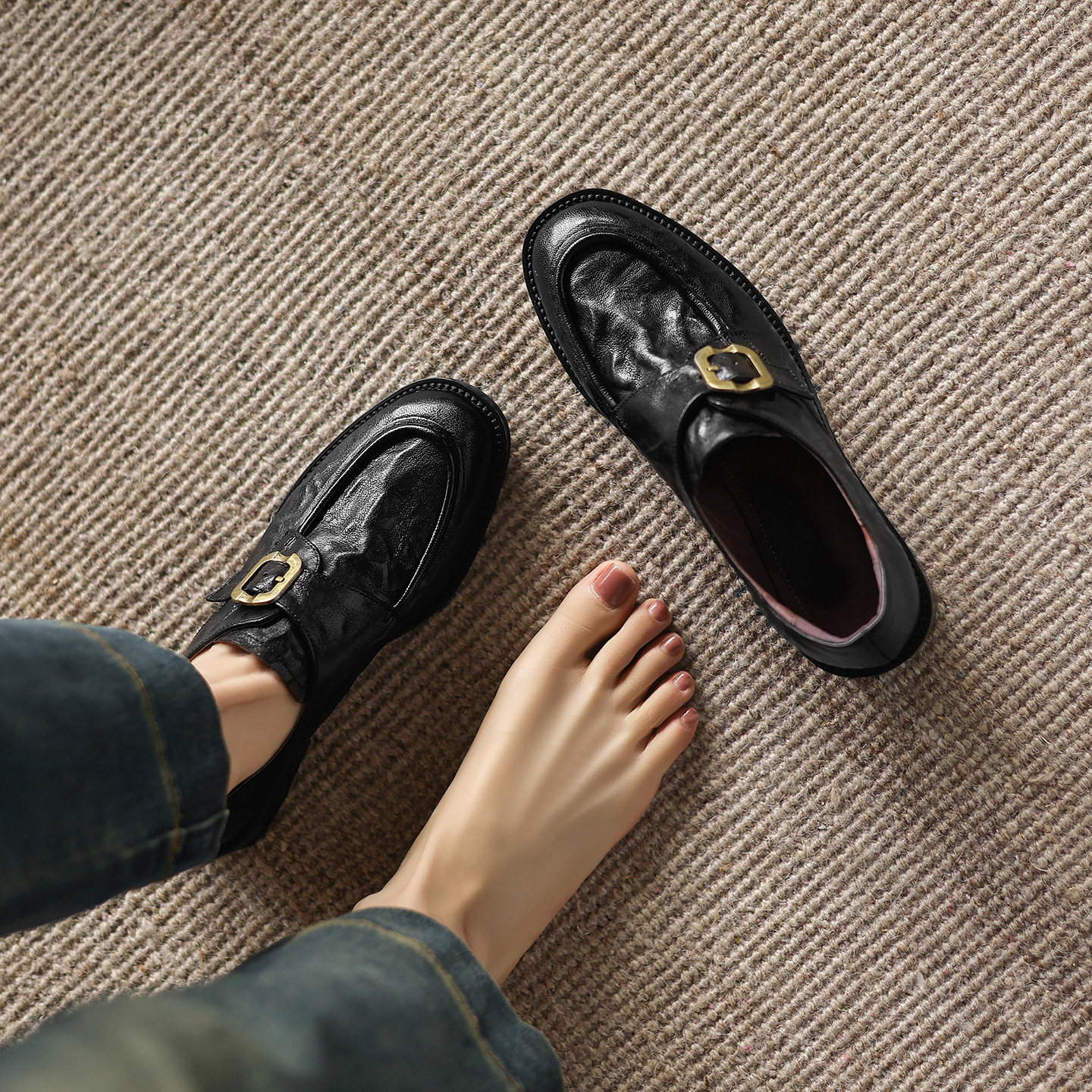 Giày loafer nữ phong cách Anh quai khóa, gót vuông thấp, mũi sâu, da bò — màu nâu