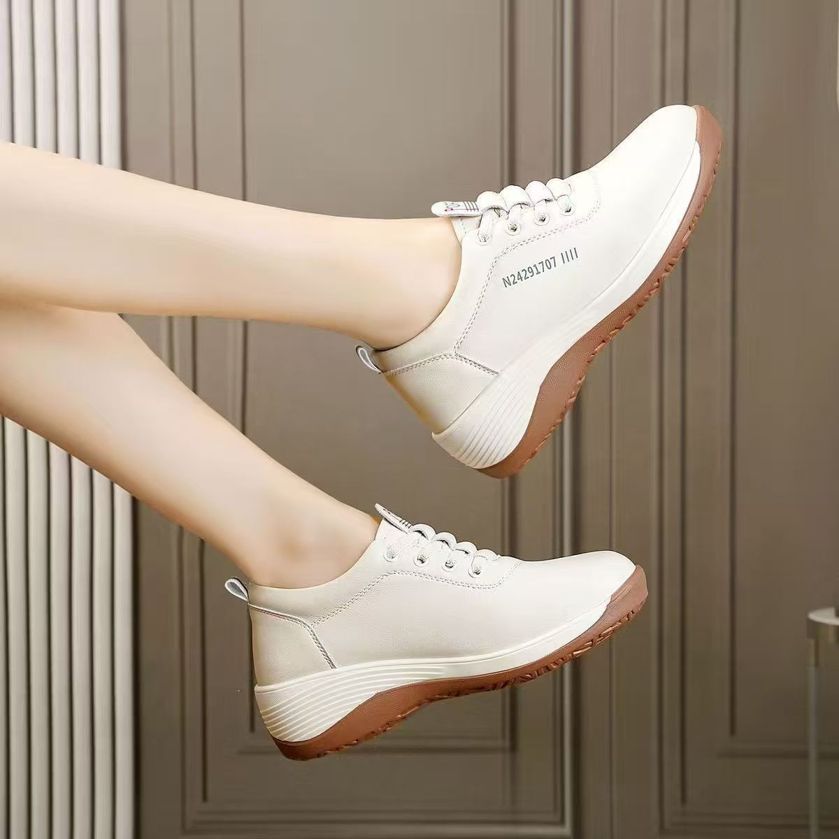 2026 primavera nuevos zapatos de tacones inclinados zapatos blancos de mujer zapatos de viaje cómodos de suela suave deportes de mediana edad zapatos de madre image 5