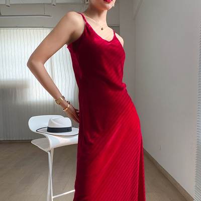 Elegant light luxury red suspender dress velvet slim fit dress V-neck high-grade autumn and winter party dress sexy dress