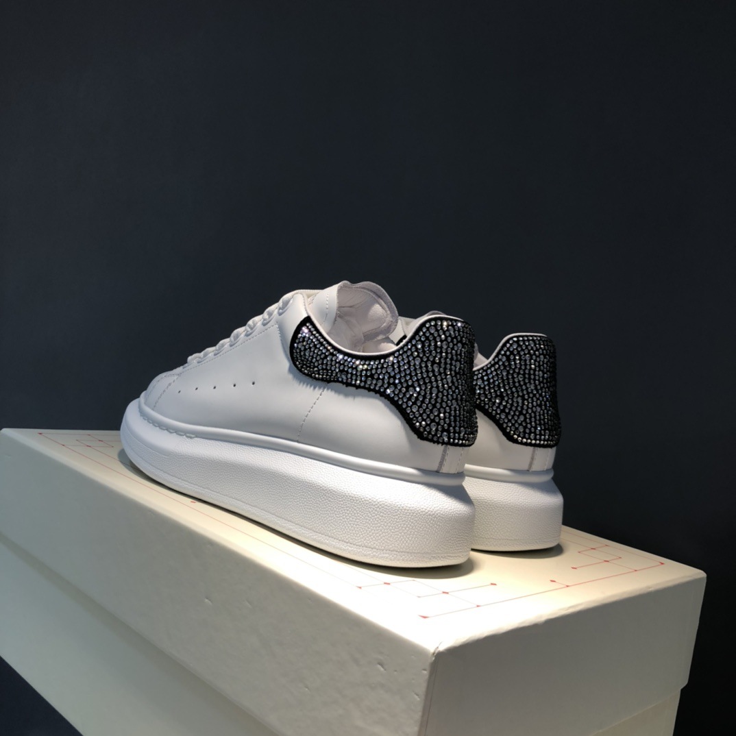 Versión superior de gama alta brillante diamante McQueen blanco zapatos de las mujeres flash diamante piel de vaca gruesa inferior aumento versátil deportes par zapatos casuales hombres