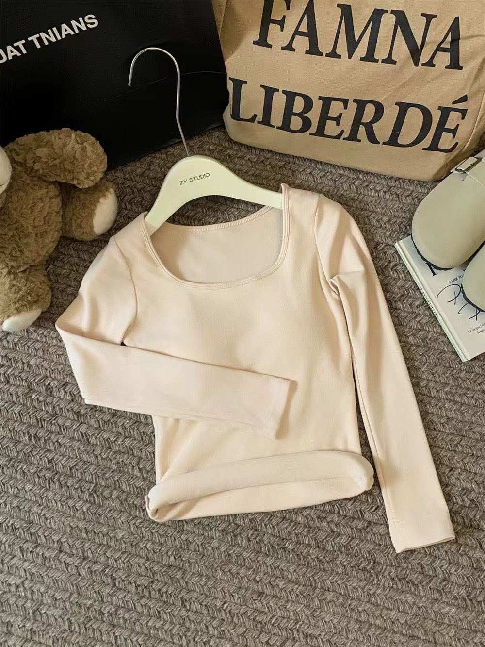 Otoño y invierno coreano abrasión ropa interior de cuello cuadrado con cojín de pecho caliente manga larga delgada camiseta de vestir en la camiseta