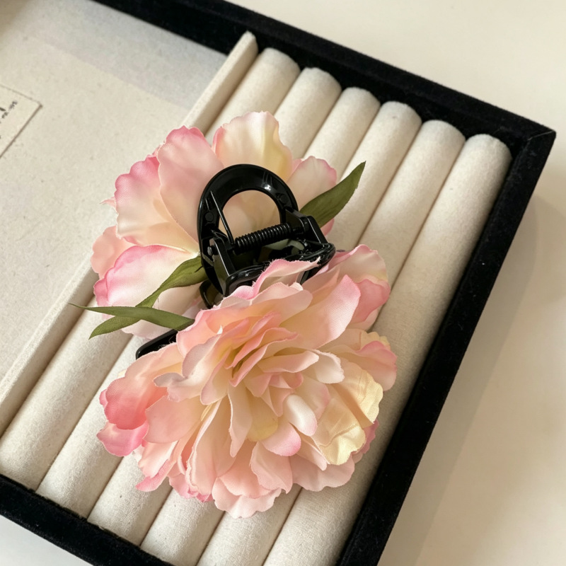 연한 핑크빛 노란색 꽃 모양 집게핀