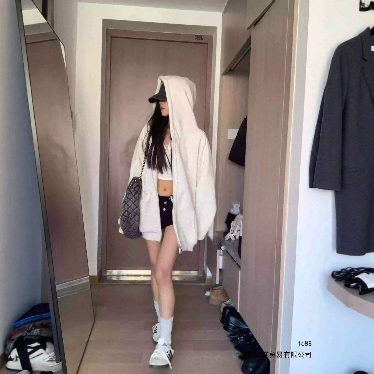 Grey zip-up cardigan hooded sweatshirt for women, new spring and autumn style, loose and relaxed oversized top and coat.