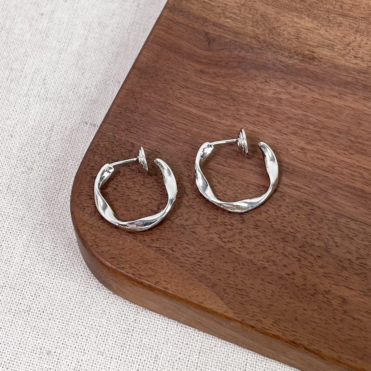 35# silver twist ring ear clip (this model has no ear pads