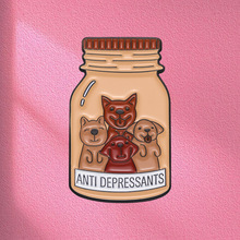 跨境新品可爱狗狗造型合金滴油胸针瓶子里的狗狗徽章衣饰包饰批发