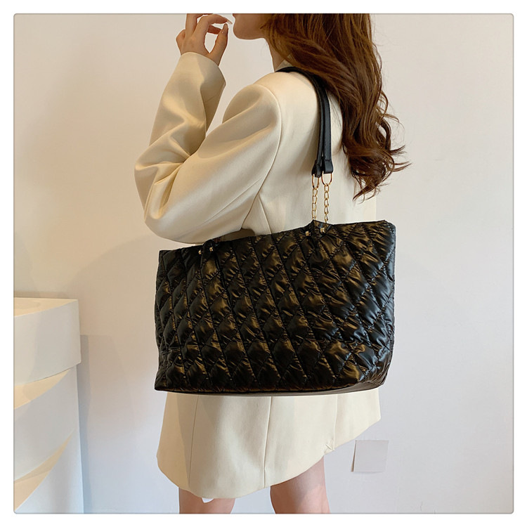 Large capacity tote for women 2024 new diamond grid shoulder women's cotton clothing bag, fashionable and trendy work_voghion.com