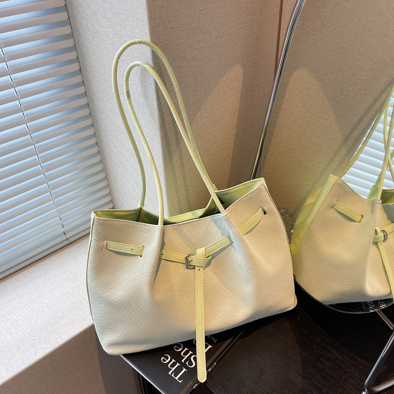 Bolsa de hombro simple y casual 2025, otoño y invierno, nuevo estilo de moda portátil de gran capacidad, bolsa de cubo de transporte de mano