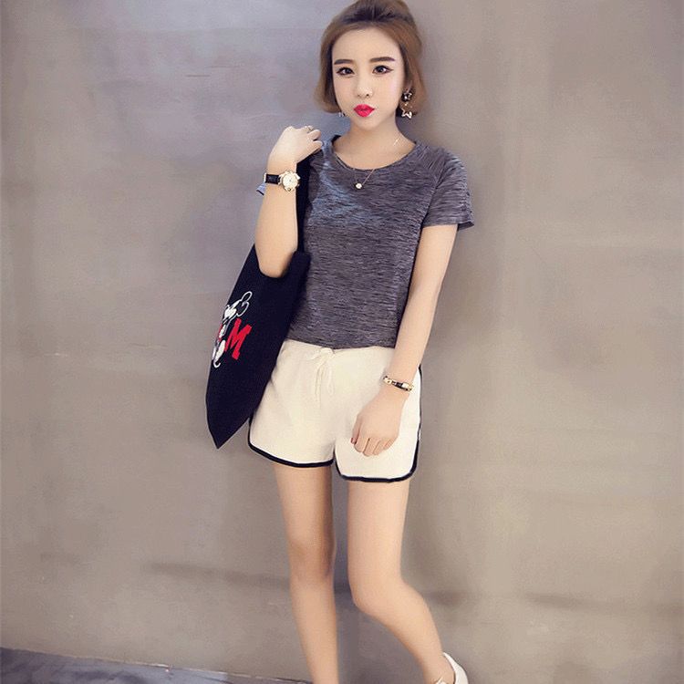 흰색 바지에 회색 T