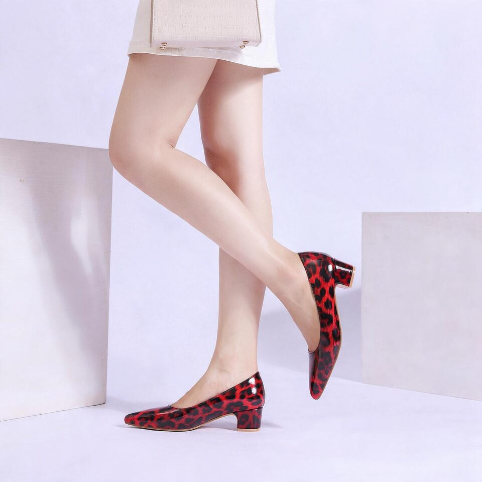 Giày cao gót nữ mũi nhọn họa tiết da báo, gót thô 3–6 cm, form rộng — màu mơ, màu đỏ, trắng chi tiết 11
