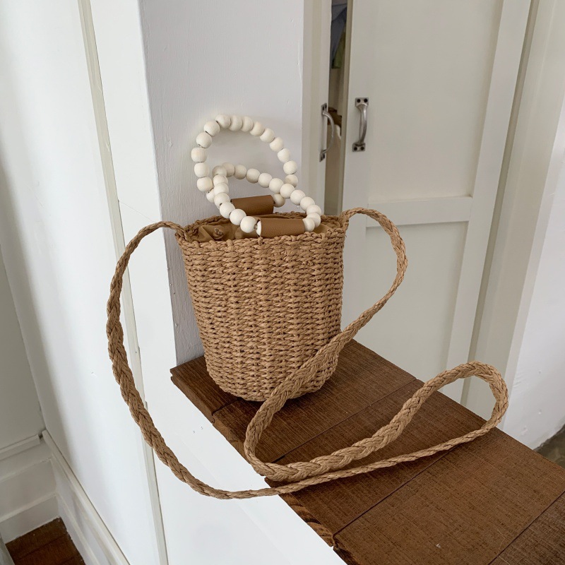Bolso de cubo de vacaciones junto al mar 2025 nuevo bolso de mujer bolso de hombro de playa tejido de paja mini bolso de mensajero con cuentas