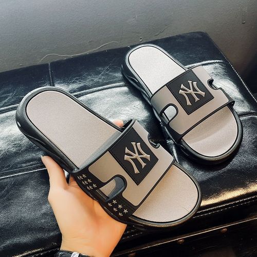 Plus-size slippers for men, summer outdoor wear, internet-famous trendy brand, non-slip, comfortable and cozy slip-on sandals for casual home use