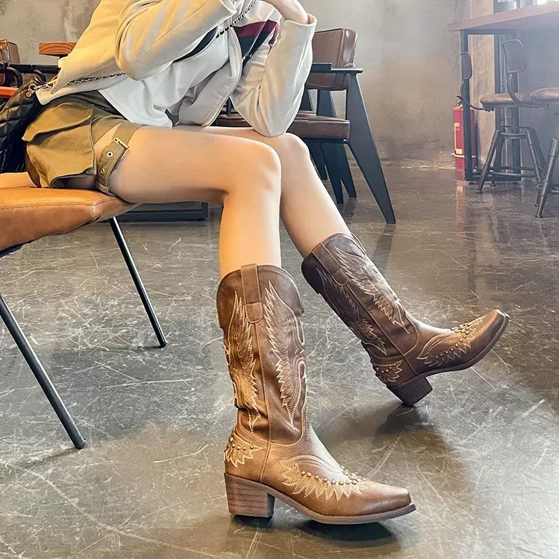 铆钉西部牛仔靴女2025夏天复古刺绣v口尖头棕色长筒靴粗跟骑士靴