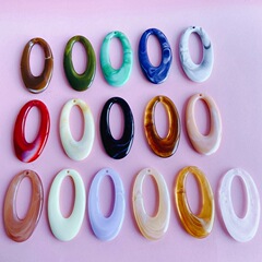 Diyアクセサリーのアクセサリーは誇張して楕円形の透かし彫りの樹脂のペンダントのイヤリングのイヤリングのアクセサリーの部品にぼかします。