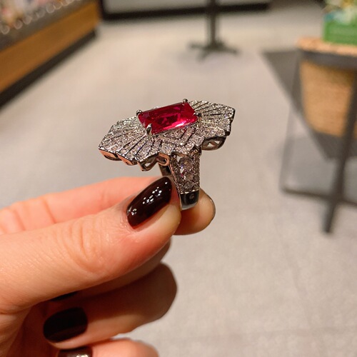 Zhuang Shengsheng Jewelry: Creative Collection of Simulated Pigeon's Blood Ruby Ring, Necklace, and Accessories Set—Featuring Full Diamonds & a Luxurious 8x12 Main Stone