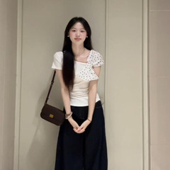 白色波点拼接斜肩短袖T恤女夏季韩系甜辣风修身露肩短款上衣批发