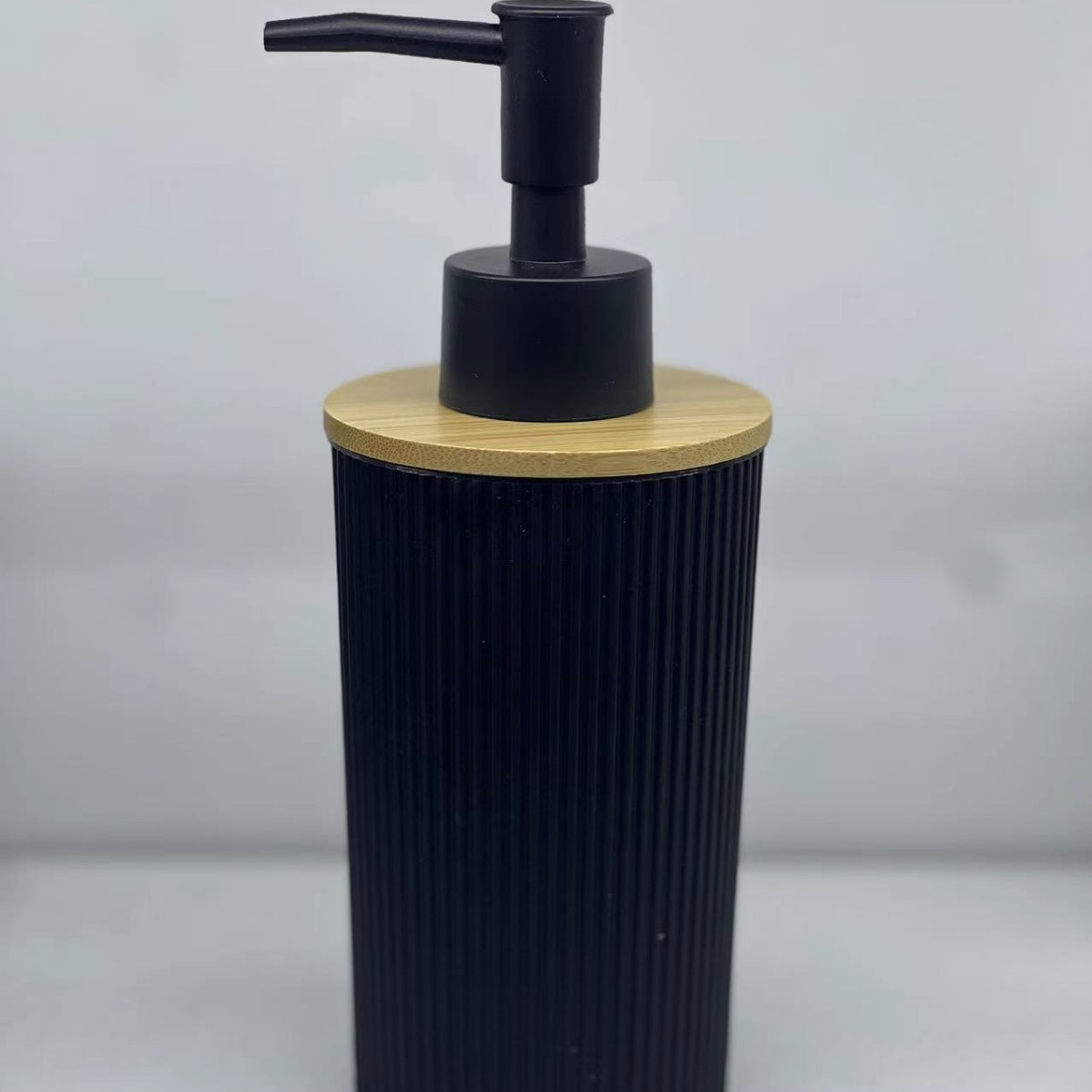 Tapa de bambú Juego de baño Juego de baño Juego de baño de 4 piezas Baño de 6 piezas Botella de jabón Botella de baño Dispositivo de jabón