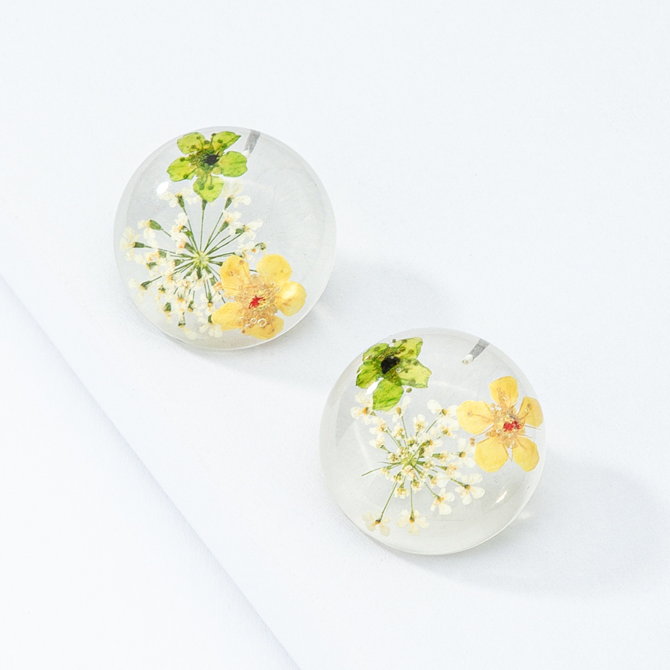 European and American fashion flower resin stud earrings