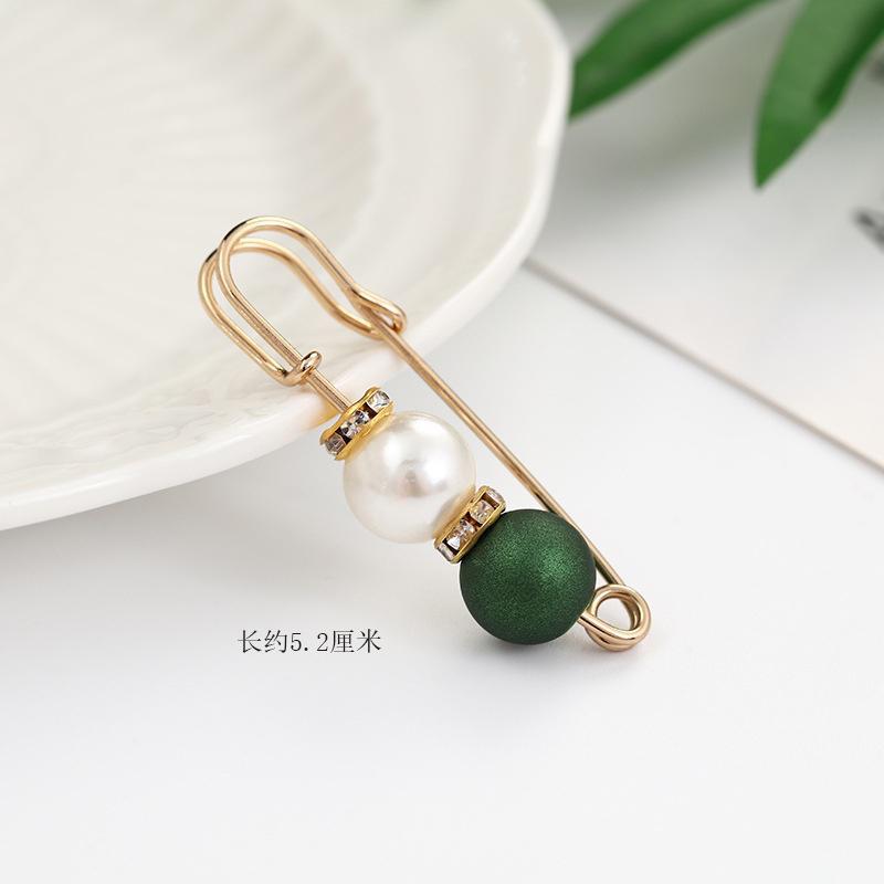 Two beads, two diamonds, green golden needles#qt031