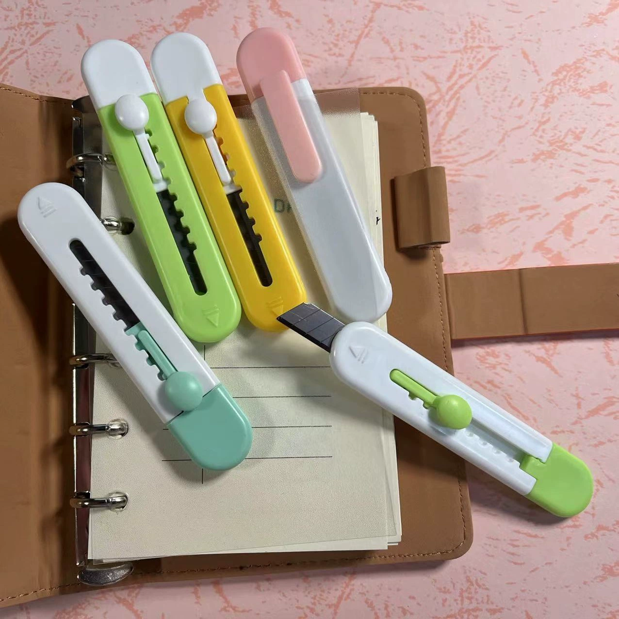 Мультяшный художественный нож для распаковки 665 нож для резки бумаги канцелярские товары творческий маленький размер художественный нож оптом Милый Нож