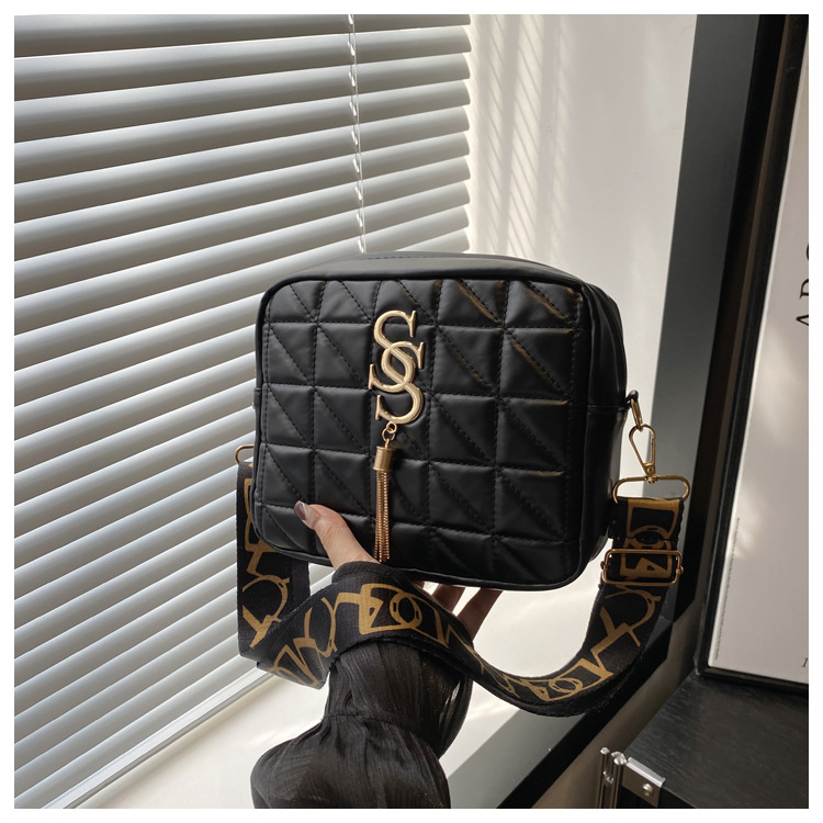 A simple and fashionable single-shoulder women's bag with diamond-shaped embroidery thread in 2024, a fresh and stylish crossbody bag with a trendy and fashionable small square style undefined