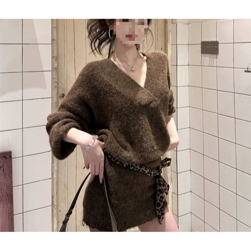 慵懒风软糯大V领露肩中长款毛衣裙秋冬内搭设计感镂空针织连衣裙