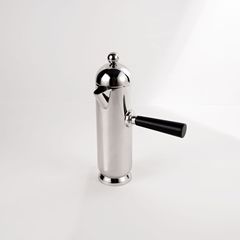現代の軽い豪華なステンレスのコーヒーポットのアイデアは、デスクトップのリビングルームのリビングルームの装飾品のサンプルプレートの間にあります。