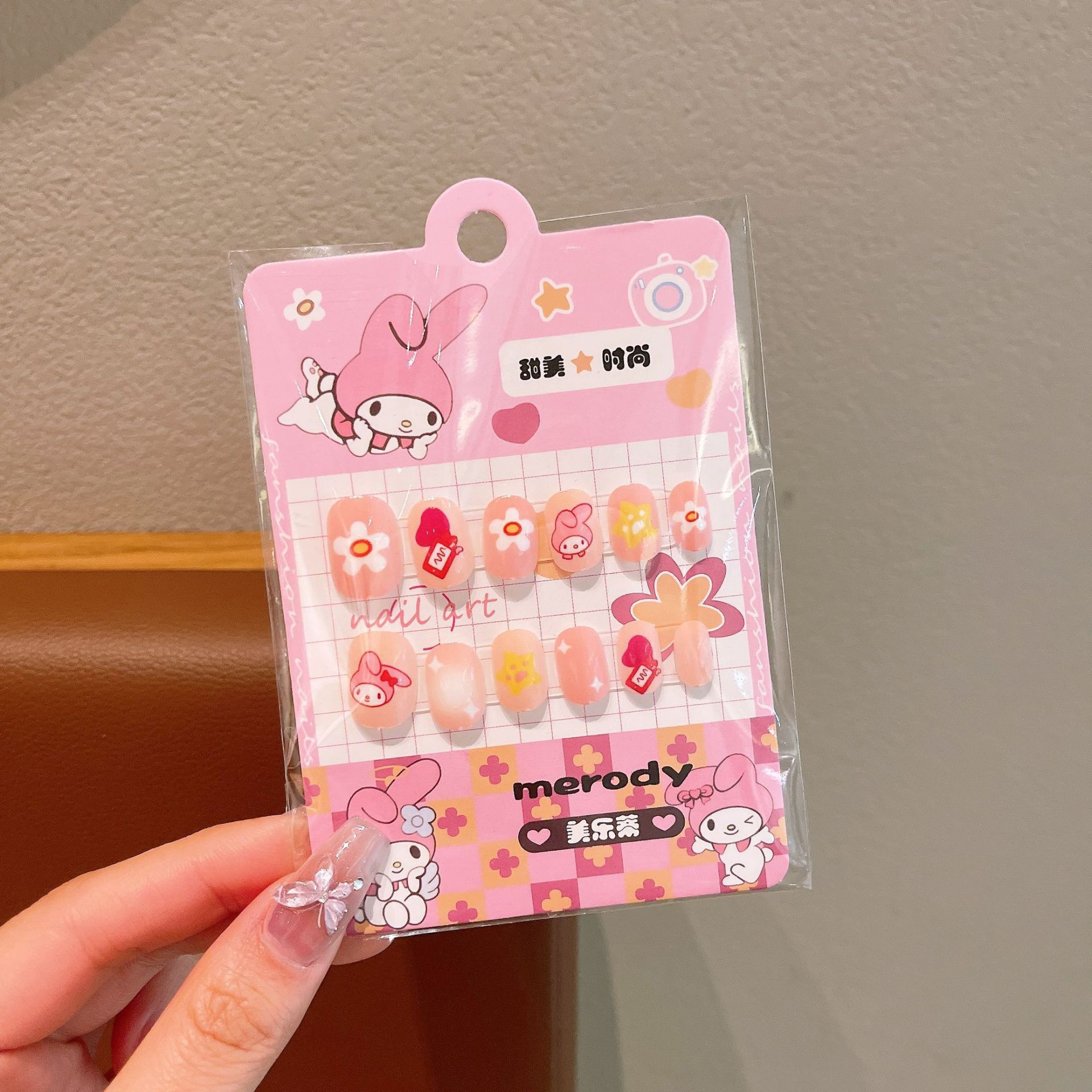 Uñas postizas Kuromi para niños en caja, lindas pegatinas de uñas removibles para niñas, pegatinas de uñas exquisitas de dibujos animados.