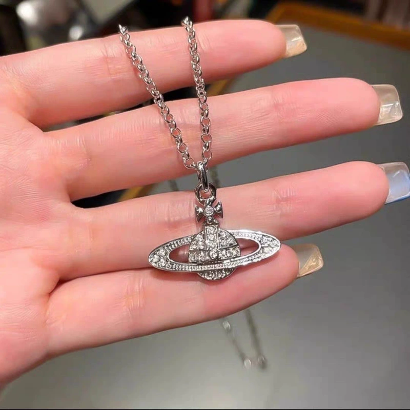 Королева-мать Вивиан с высокой версией классического ожерелья Сатурна нежный темперамент