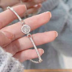 星はダイヤモンドのブレスレットの女子学生を入れて、豪華な大衆の高級感の精巧な気質のブレスレットは彼女の親友の誕生日プレゼントを送ります。
