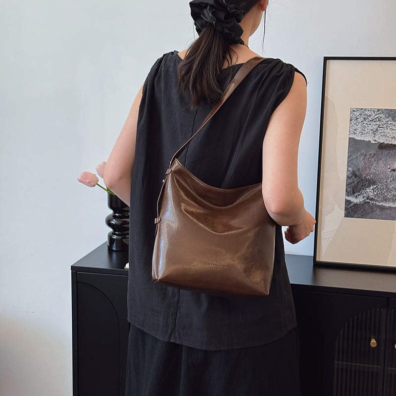 Cross-border retro versátil hombro único brazo bolso para mujeres 2025 nuevo cuero suave ocio de gran capacidad de transporte de viaje bolso de cubo
