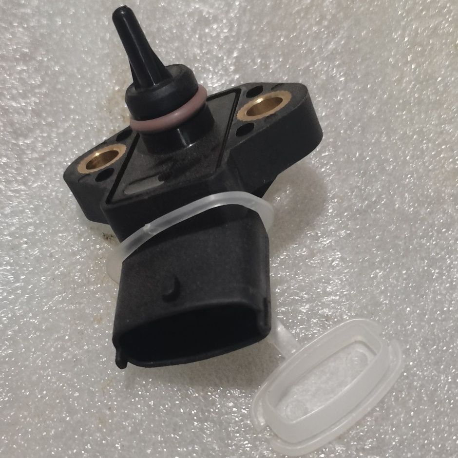 东方红拖拉机配件:机油塞传感器4插0281006103