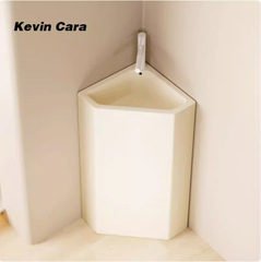 クリーム色の陶磁器の柱のたらいの一体の床につくトイレのベランダの小さい部屋型の三角の屋外の立式の洗面器の池