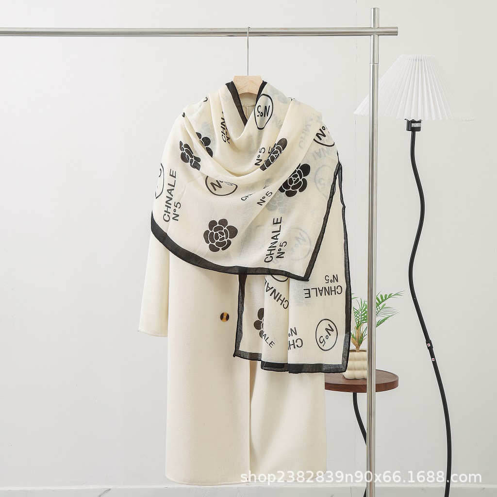 2025棉麻印花围巾高级感小香风披肩女秋冬季柔软亲肤围脖外搭保暖