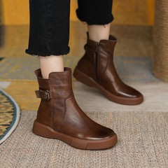 プラスサイズの女性のブーツ秋と冬の新バックル女性のショートブーツラウンドトゥフラットカジュアルマーティンブーツ女性レトロシングルブーツ女性
