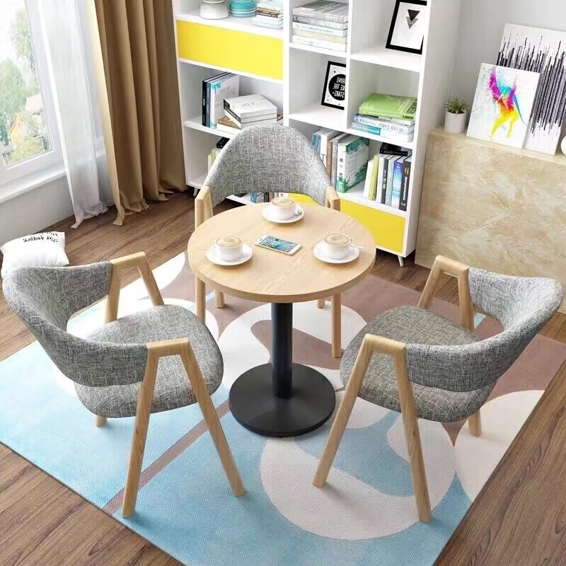 60 원형 테이블과 의자 3개, 밝은 회색 천