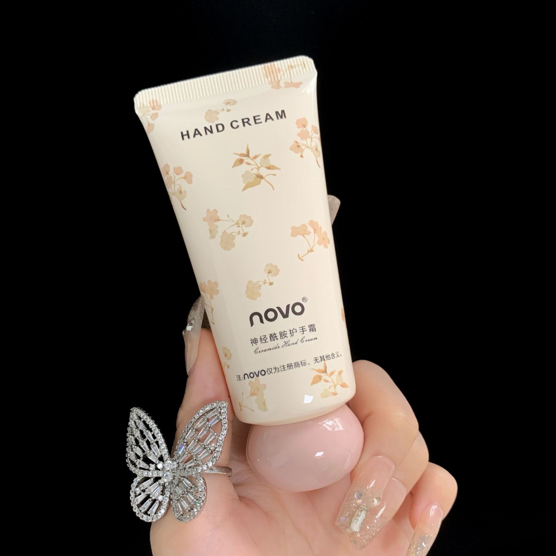 NOVO hand cream is naturally moisturizing, hydrating and hydrating. It is refreshing and non-greasy in autumn and winter. It is small, portable and affordable for students undefined