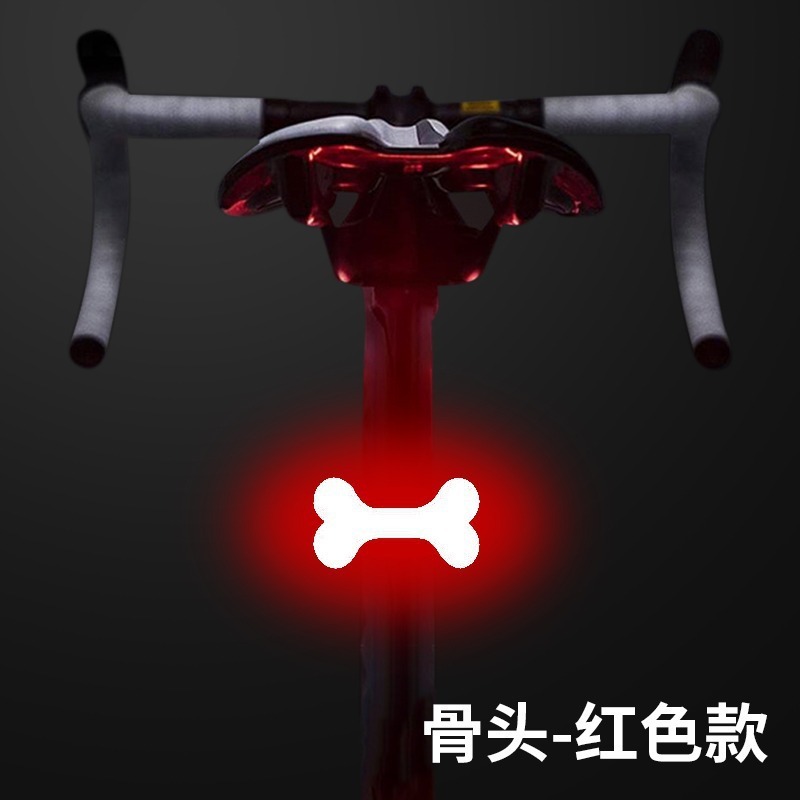 自転車用ランプのテールランプを充電します。|undefined
