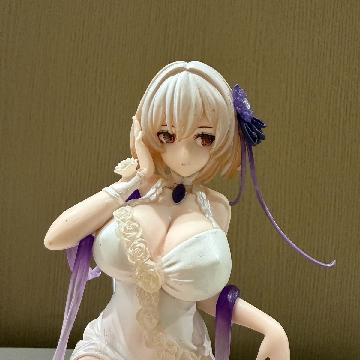La ruta azul azul siríaca de la nave es pura rosa blanca. Modelo de decoración hecha a mano de vestido de mujer hermosa