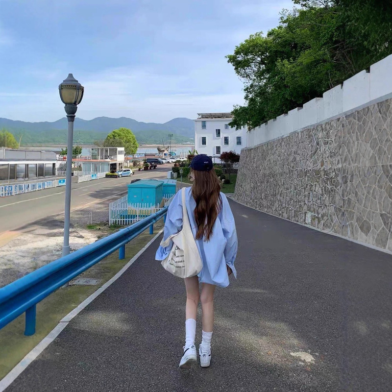 ブルー長袖シャツ女性のための 2025 春と秋の韓国スタイルのルーズシルエット多用途カジュアルコットン日焼け止めシャツジャケット|undefined