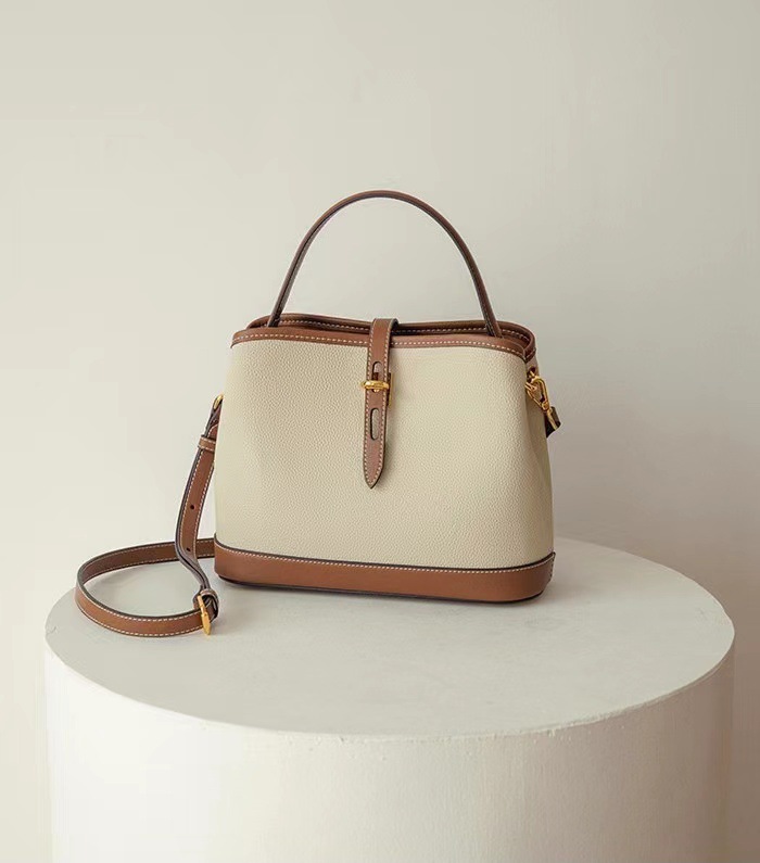 Borsa Primavera/Estate 2026: modello a secchiello con tracolla, design di nicchia, sensazione di alta gamma, borsa a mano con spalla, borsa da donna in pelle di vacchetta_voghion.com