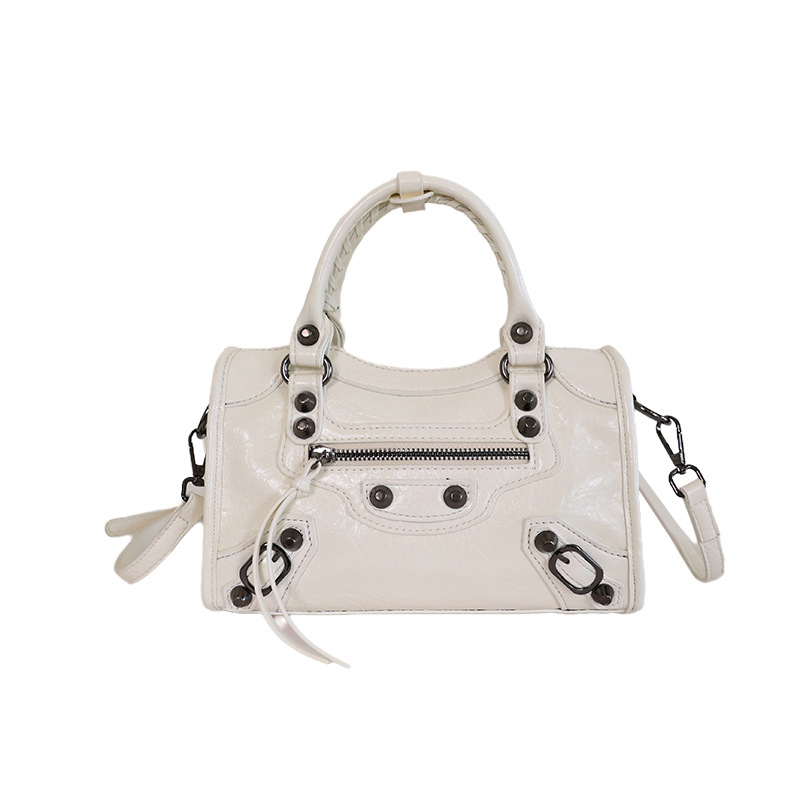 High-end sensitividad portátil clavos locomotora almohada bolso para mujeres 2026 nuevo cross-border fresco bolso de hombro de estilo de mujer