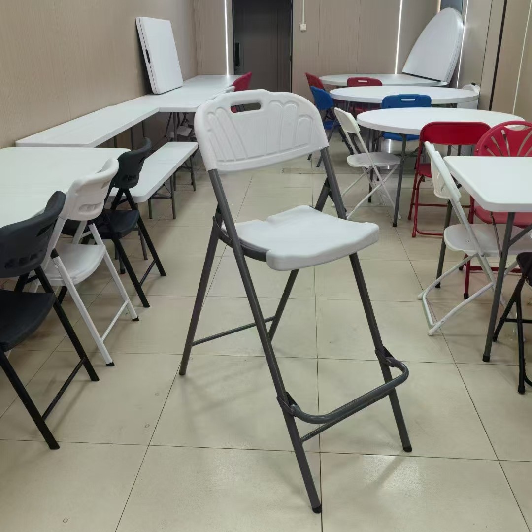 Puesto al aire libre mesa plegable simple portátil al por mayor mesa de camping y silla de oficina en casa tira de plástico noche mercado mesa de comedor