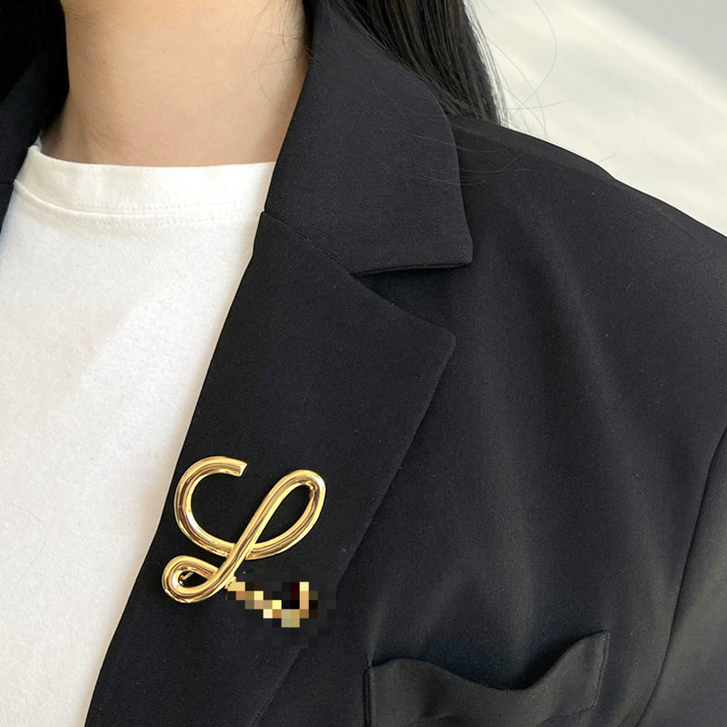 Luojia letras de metal broche vintage diseño de alta gama de las mujeres sentido nicho pin temperamento traje de lujo ramillete Accesorios